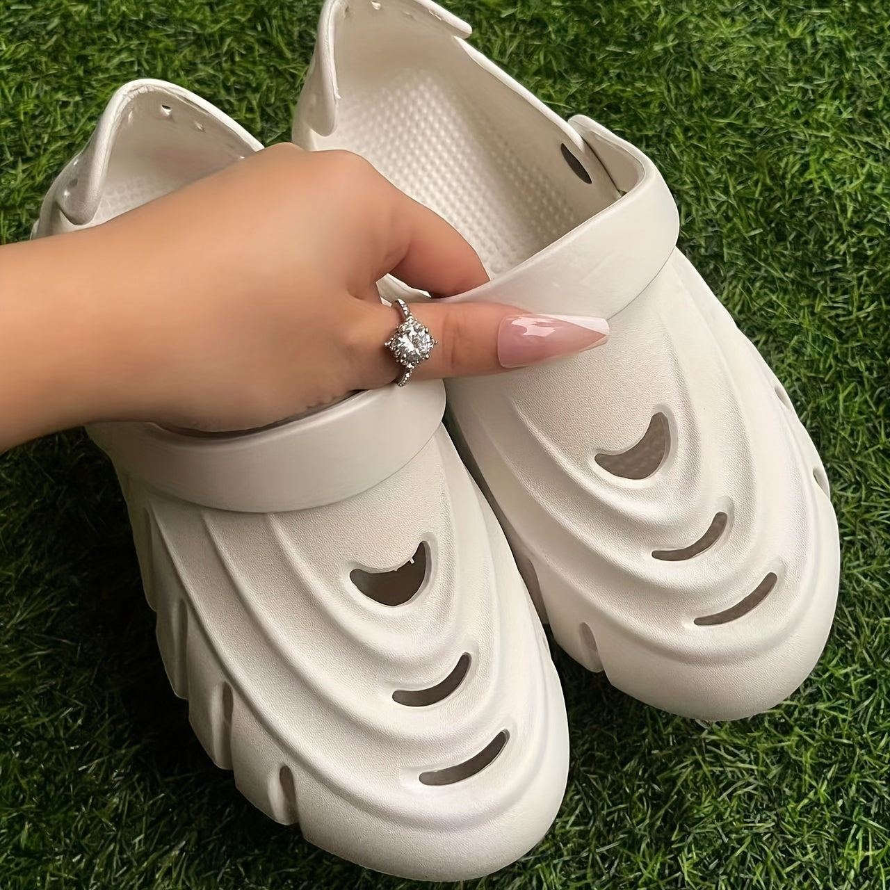 Fashion Creative Soft Sole Hole Shoes For Women, Breathable And Comfortable Outdoor Sandals