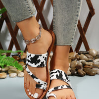 Women's Cow Pattern Slide Sandals - Casual Loop Toe Flat Summer Shoes, Lightweight & Comfortable - For Women - Perfect for Summer Beach & Casual Wear - Ideal Gift for Cow Lovers