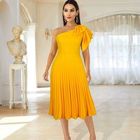 New Fashion plus Size Sexy Oblique Shoulder Pleated Dress plus Size Yellow Pleated Dress