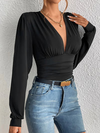 The brand-new spring and summer women's sexy low-cut retro pleated lantern sleeve one-piece dress is slimming and simple yet fas