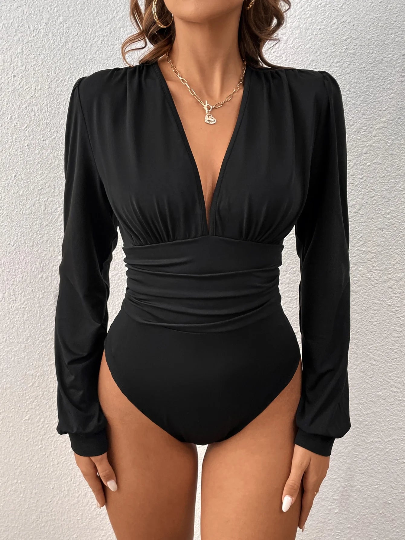 The brand-new spring and summer women's sexy low-cut retro pleated lantern sleeve one-piece dress is slimming and simple yet fas