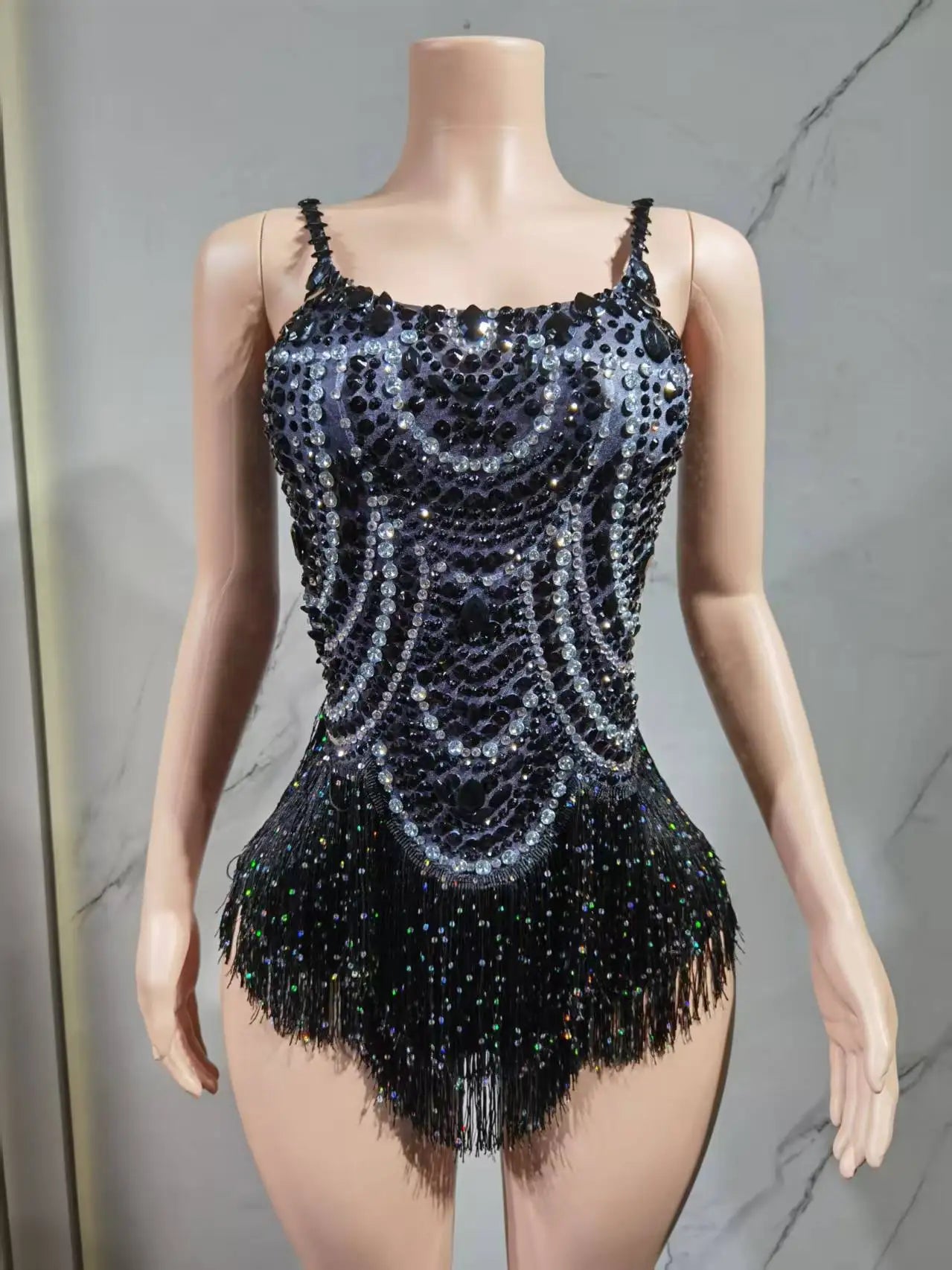 The star sings with the same blue tassel, bright white and wild dance music festival costume