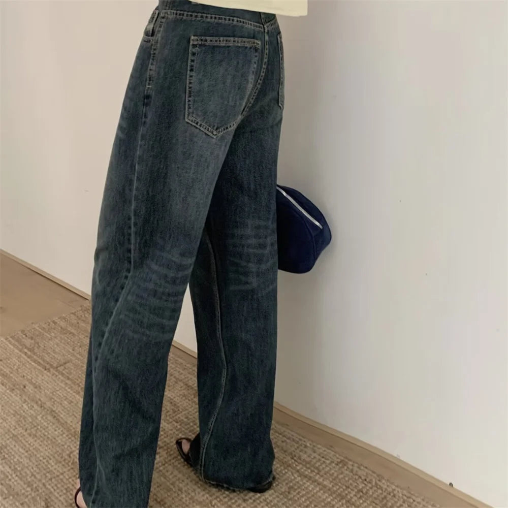 2025 new women's clothing with European and American style casual and elegant design, avant-garde retro washed denim jeans