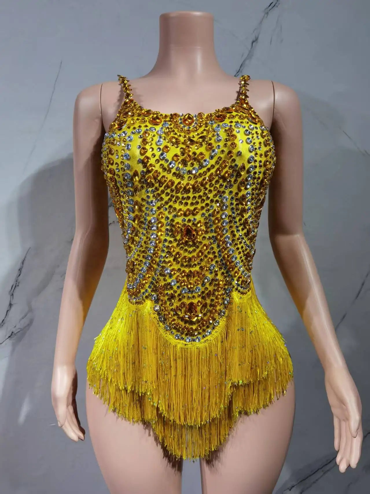 The star sings with the same blue tassel, bright white and wild dance music festival costume