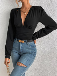The brand-new spring and summer women's sexy low-cut retro pleated lantern sleeve one-piece dress is slimming and simple yet fas