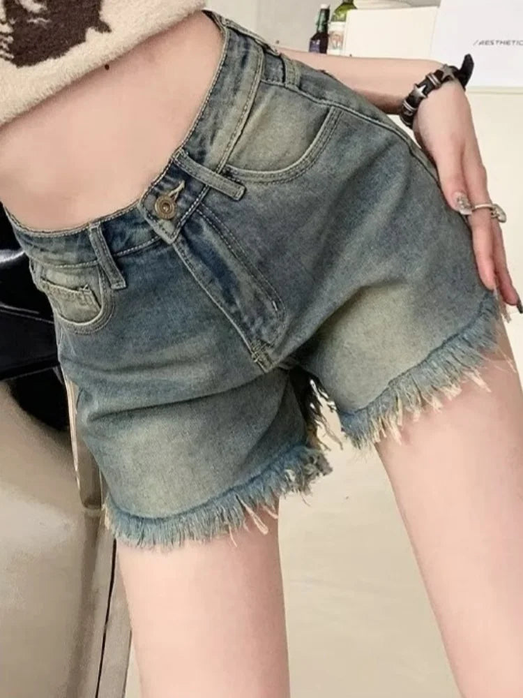 Denim shorts for women in summer, thin cut with holes and rough edges, with a design that is niche and trendy on high streets