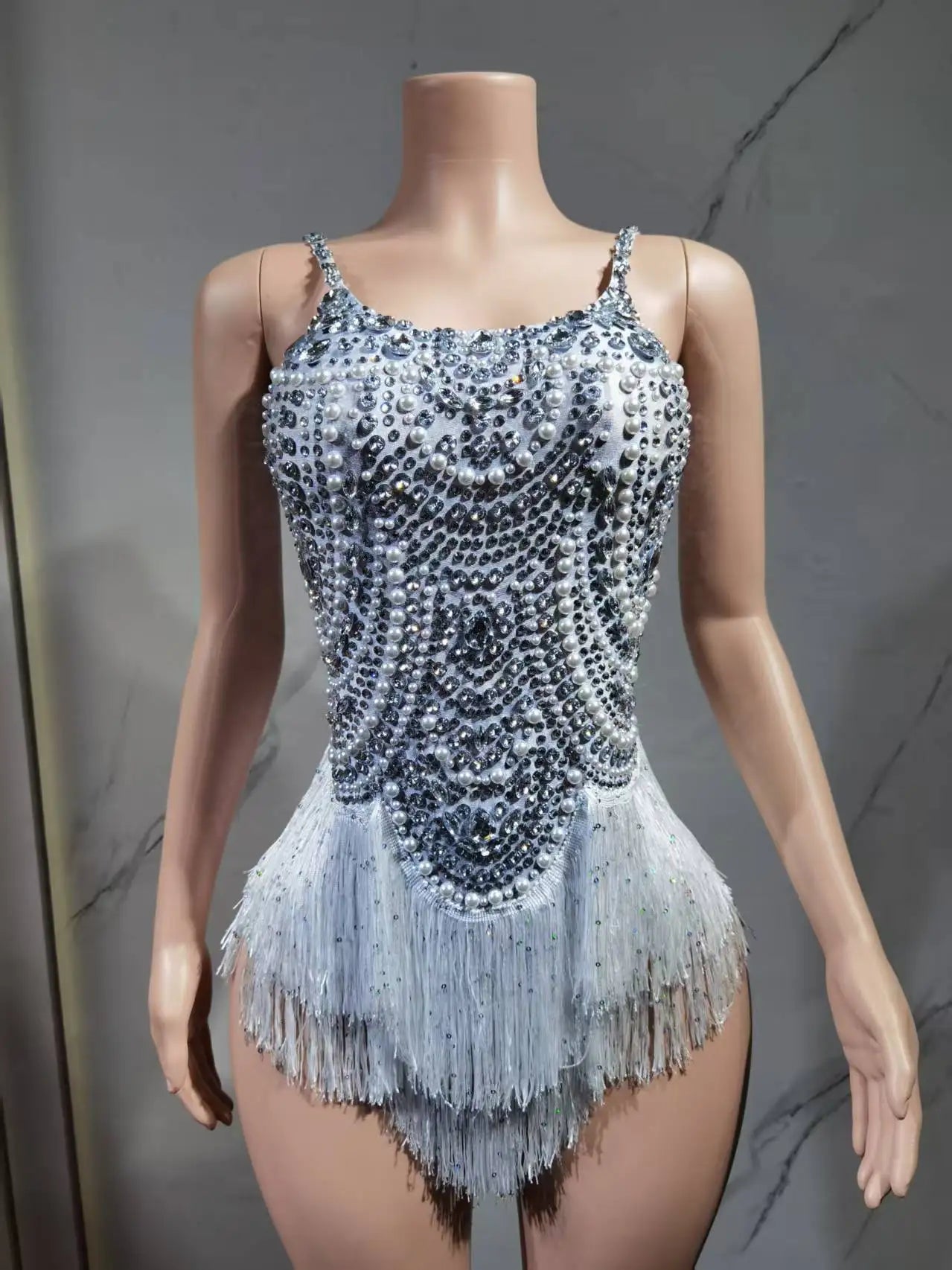 The star sings with the same blue tassel, bright white and wild dance music festival costume