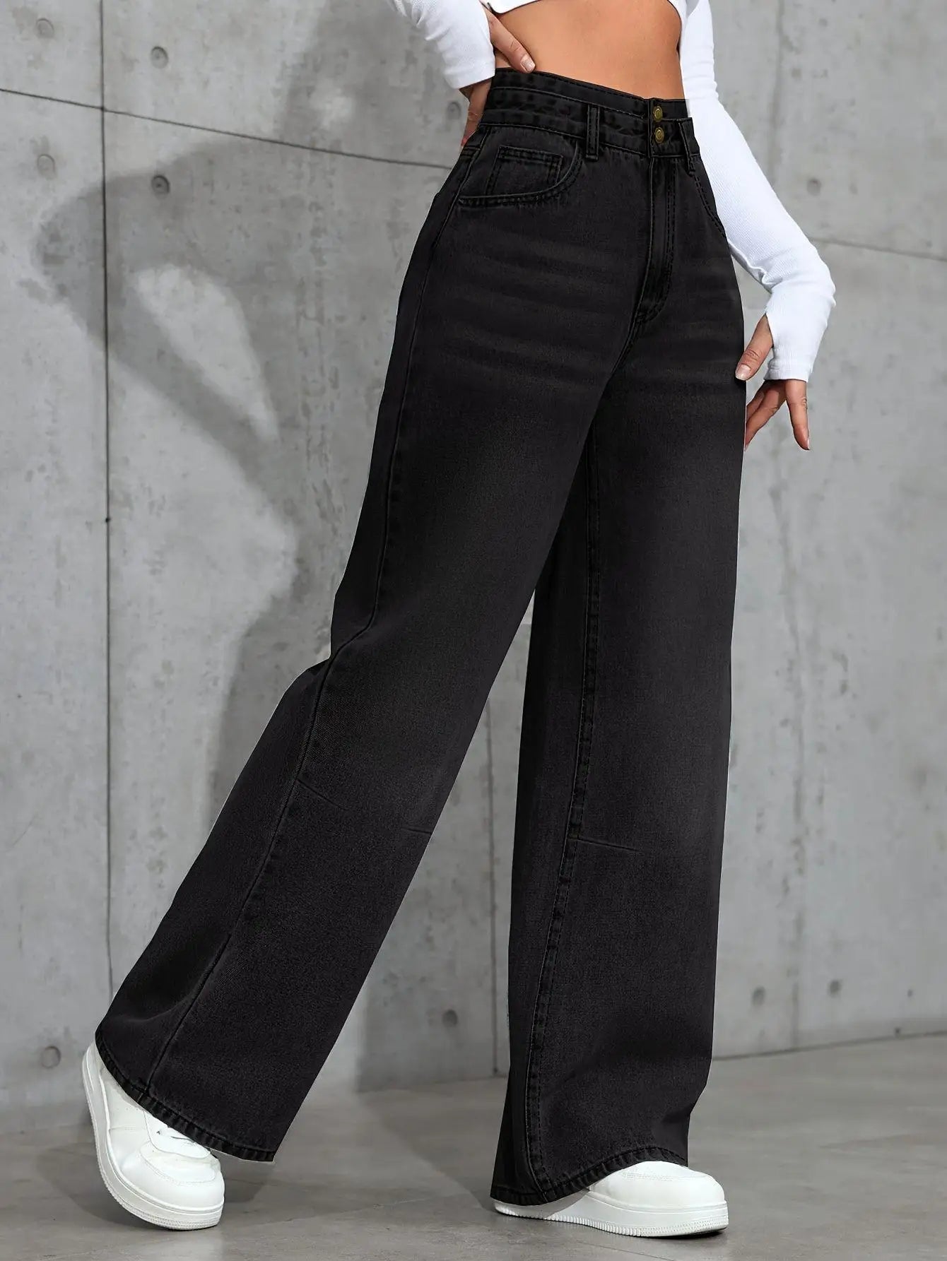 Women's straight jeans are casual in style with a comfortable fit with pockets, perfect for casual wear