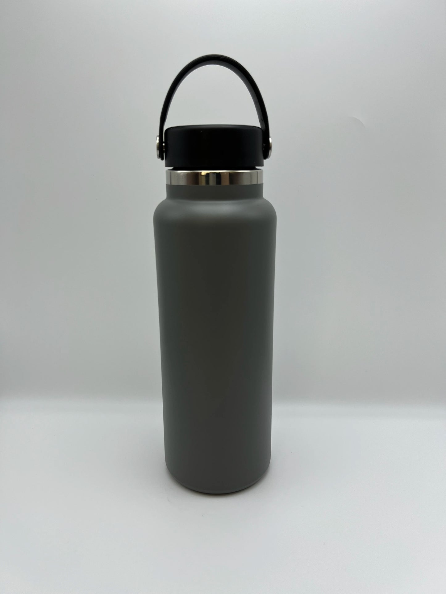 32-ounce stainless steel insulated office water cup, portable with a handle, vacuum-insulated, and leak-proof