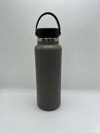 32-ounce stainless steel insulated office water cup, portable with a handle, vacuum-insulated, and leak-proof