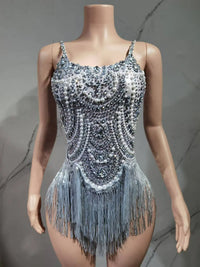 The star sings with the same blue tassel, bright white and wild dance music festival costume