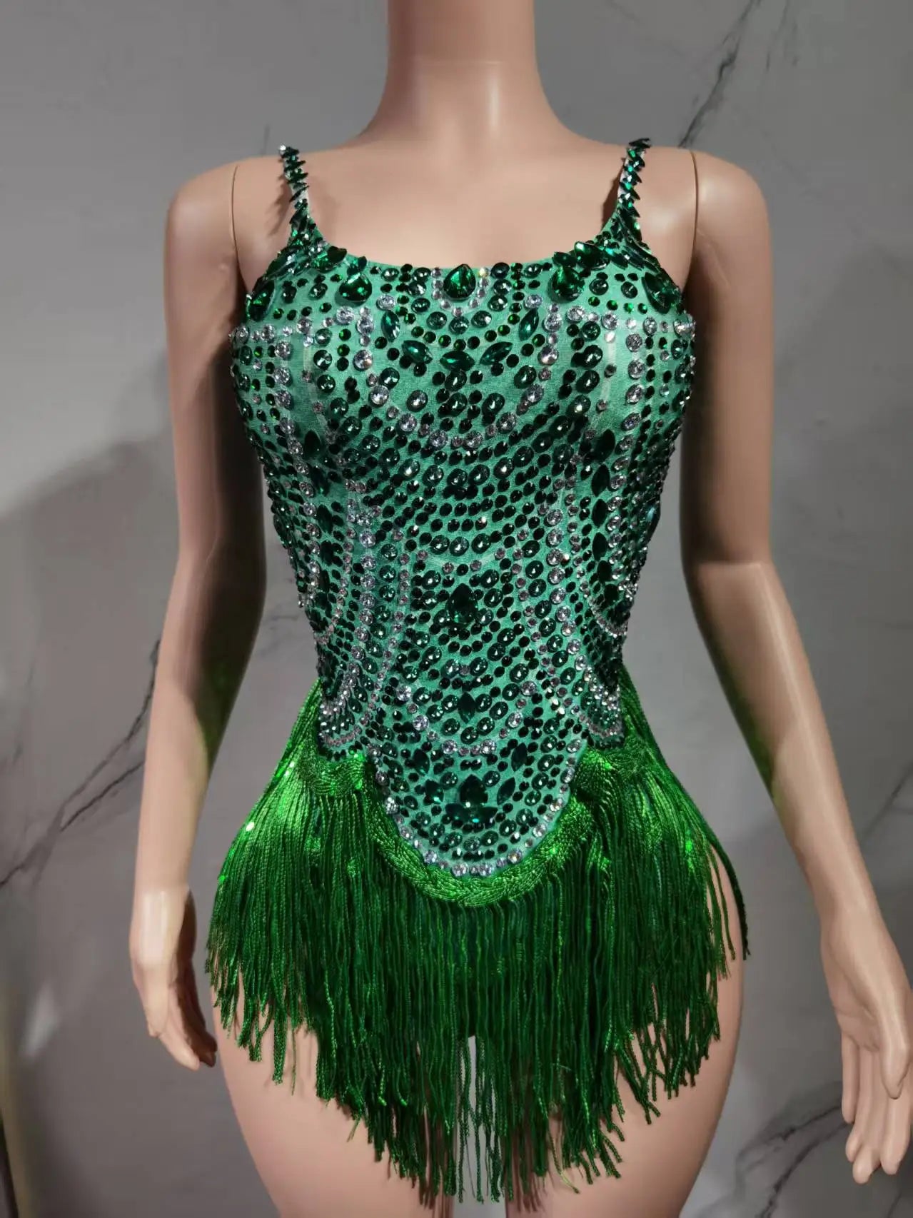 The star sings with the same blue tassel, bright white and wild dance music festival costume