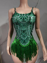 The star sings with the same blue tassel, bright white and wild dance music festival costume