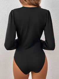 The brand-new spring and summer women's sexy low-cut retro pleated lantern sleeve one-piece dress is slimming and simple yet fas