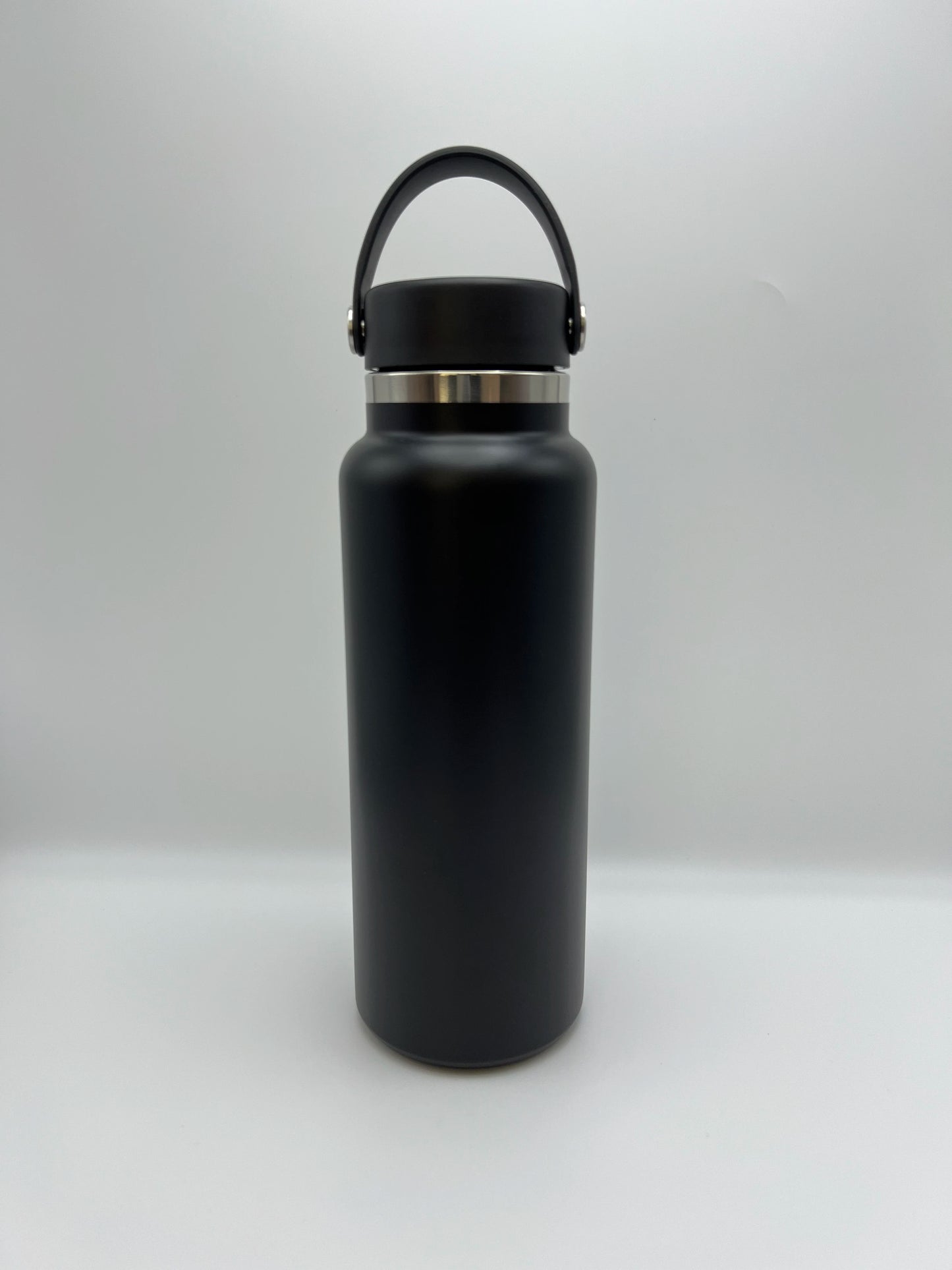 32-ounce stainless steel insulated office water cup, portable with a handle, vacuum-insulated, and leak-proof