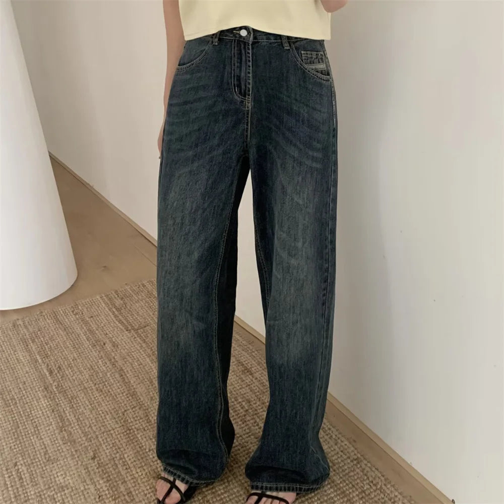 2025 new women's clothing with European and American style casual and elegant design, avant-garde retro washed denim jeans