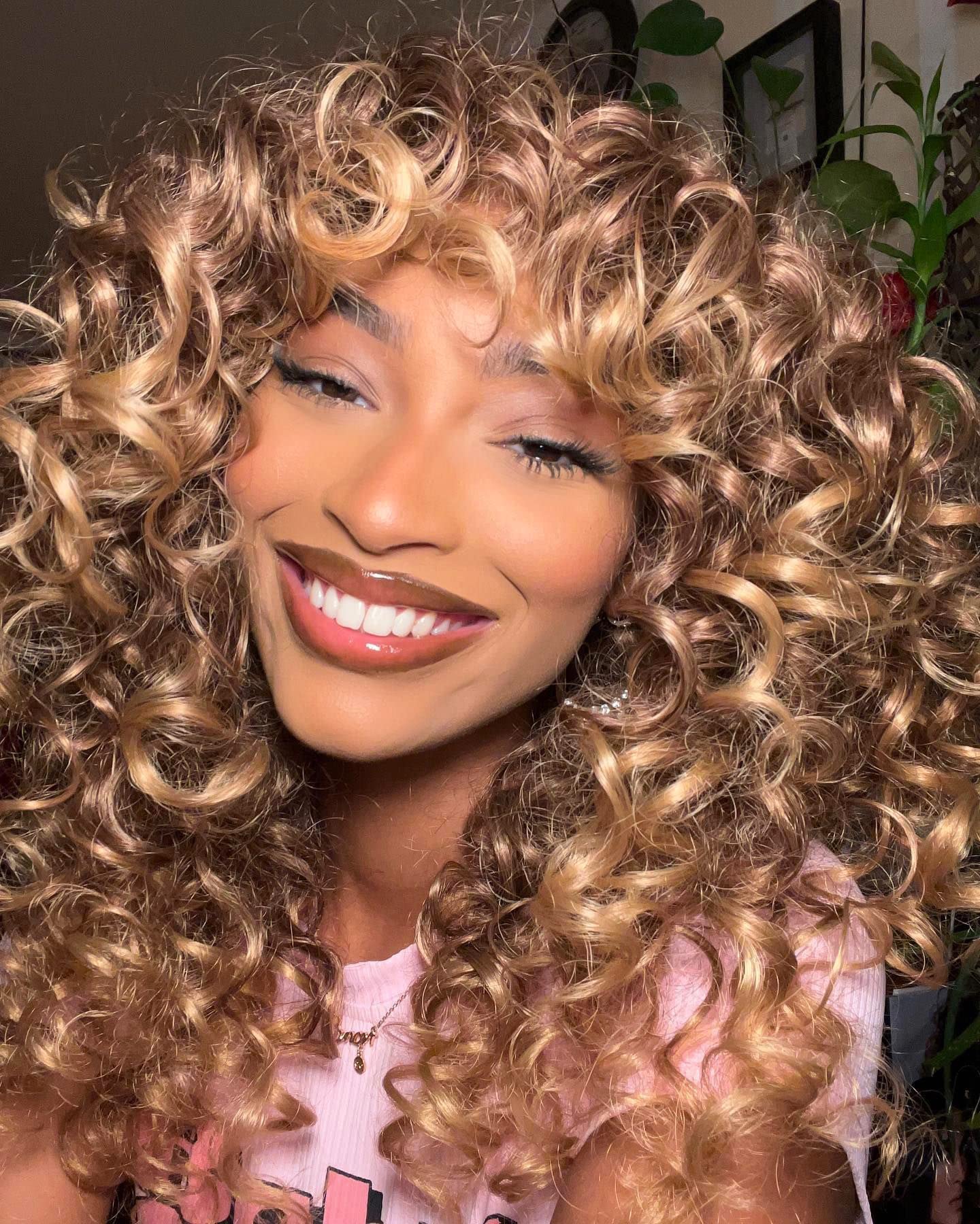 Annivia Curly Wig with Bangs for Black Women Ombre Blonde Kinky Long Curly Shag Synthetic Hair Wigs Daily Use Cosplay 17 Inch