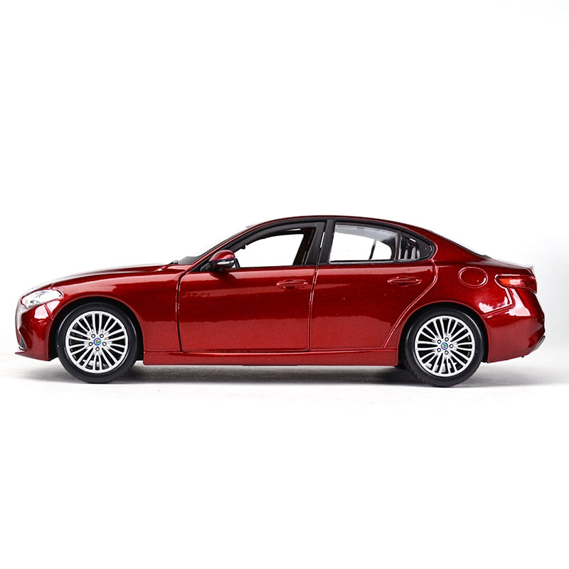 Bburago 1:24 Alfa Romeo Giulia Sports Car Static Die Cast Vehicles Collectible Model Car Toys