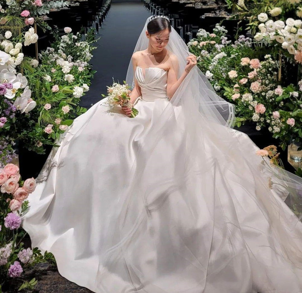 2022 Strapless Ball Gown Bride Dresses Sleeveless Wedding Gowns Elegant Satin Korea Photography Simple Corset Bridal Gown